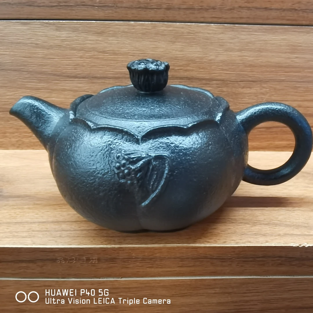 专利作品《莲花壶》容量在200毫升左右，新疆舍利石制作