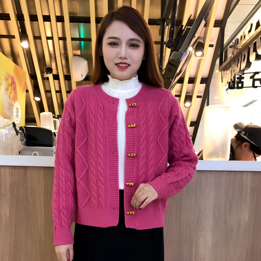 牛角扣红色麻花毛衣女新款软糯宽松慵懒短款针织韩版开衫外套小众
