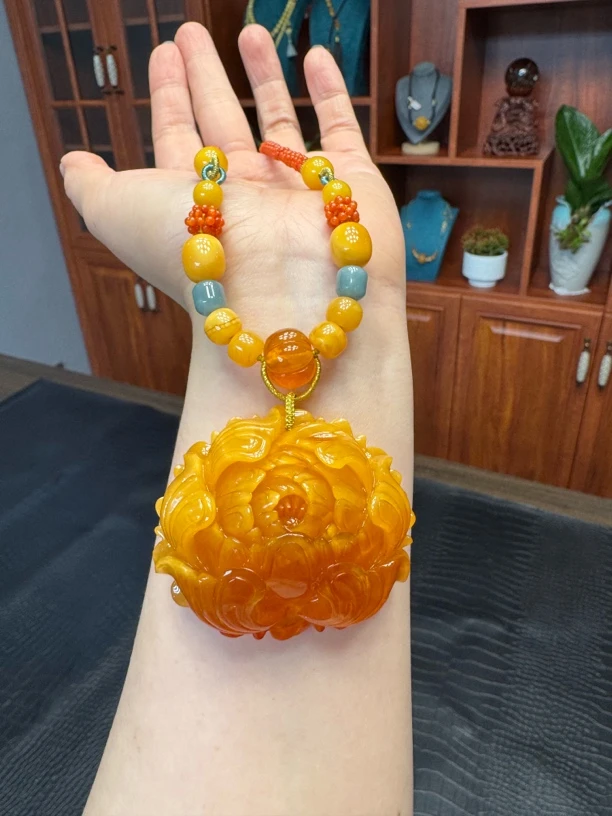 天然老蜡蜜糖红牡丹花吊坠经典百搭雕刻精美时尚气质