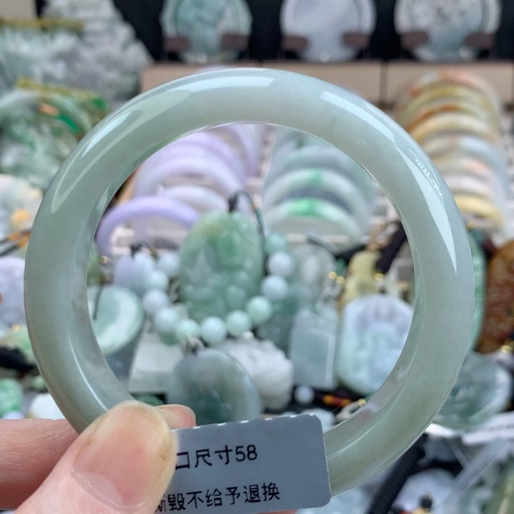 翡翠手镯未镶嵌吊坠