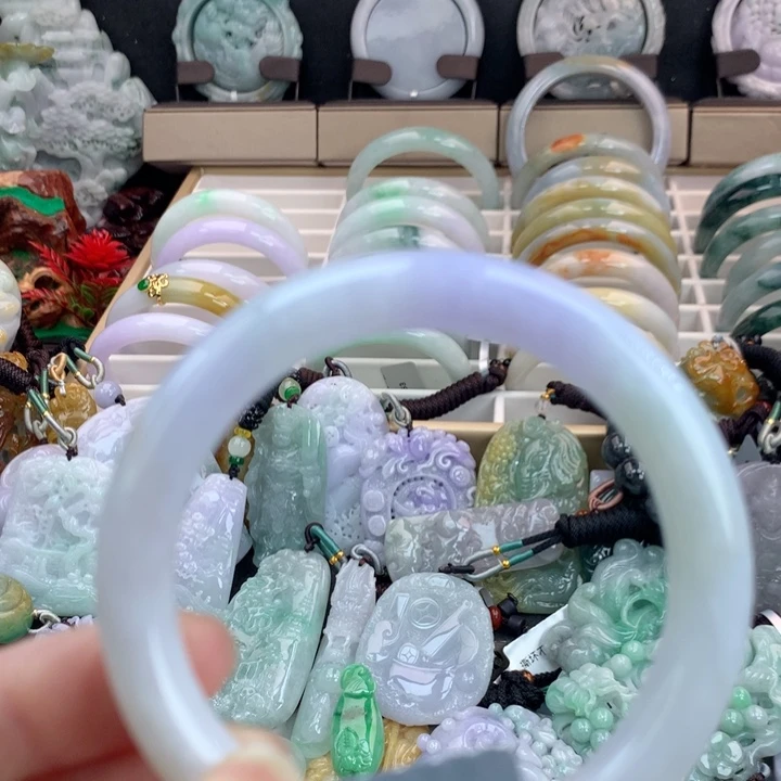 翡翠手镯未镶嵌吊坠