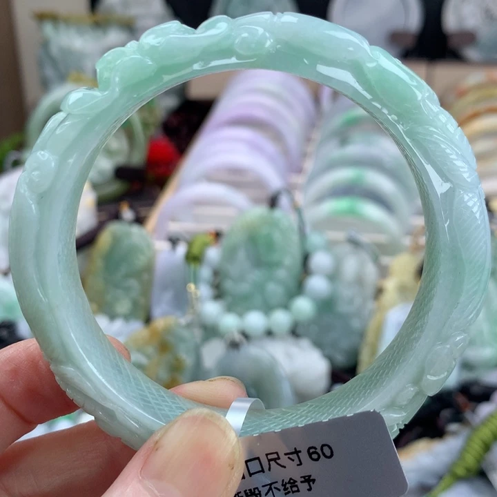 翡翠手镯未镶嵌吊坠