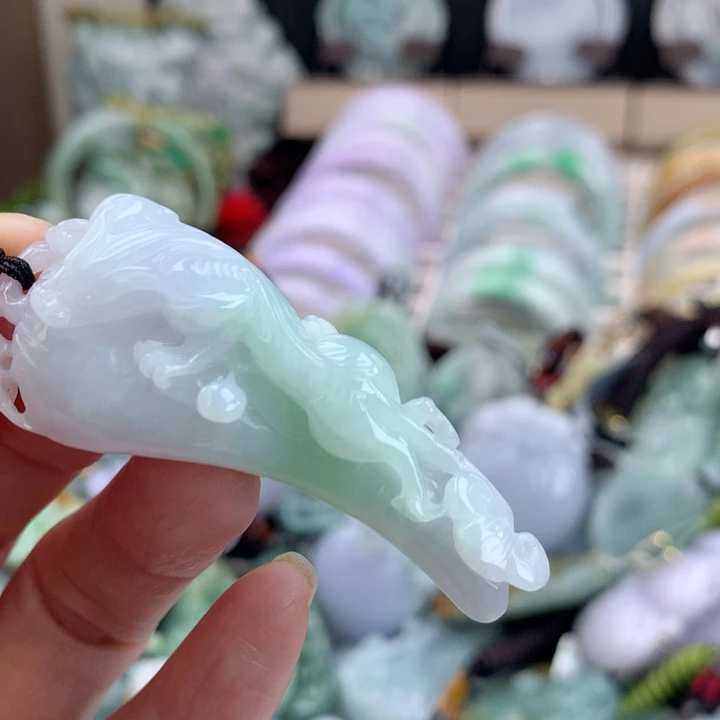 翡翠颈饰未镶嵌吊坠