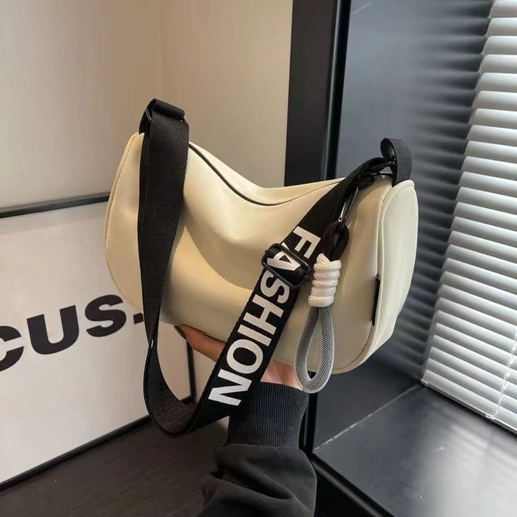 2024新款休闲大容量尼龙帆布包女时尚单肩包百搭宽带枕头包送挂件