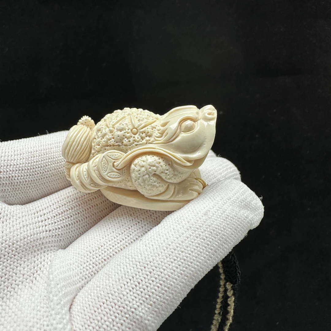 K4661天然猛犸牙雕刻金蟾 33*42*27mm支持鉴定 假一罚四