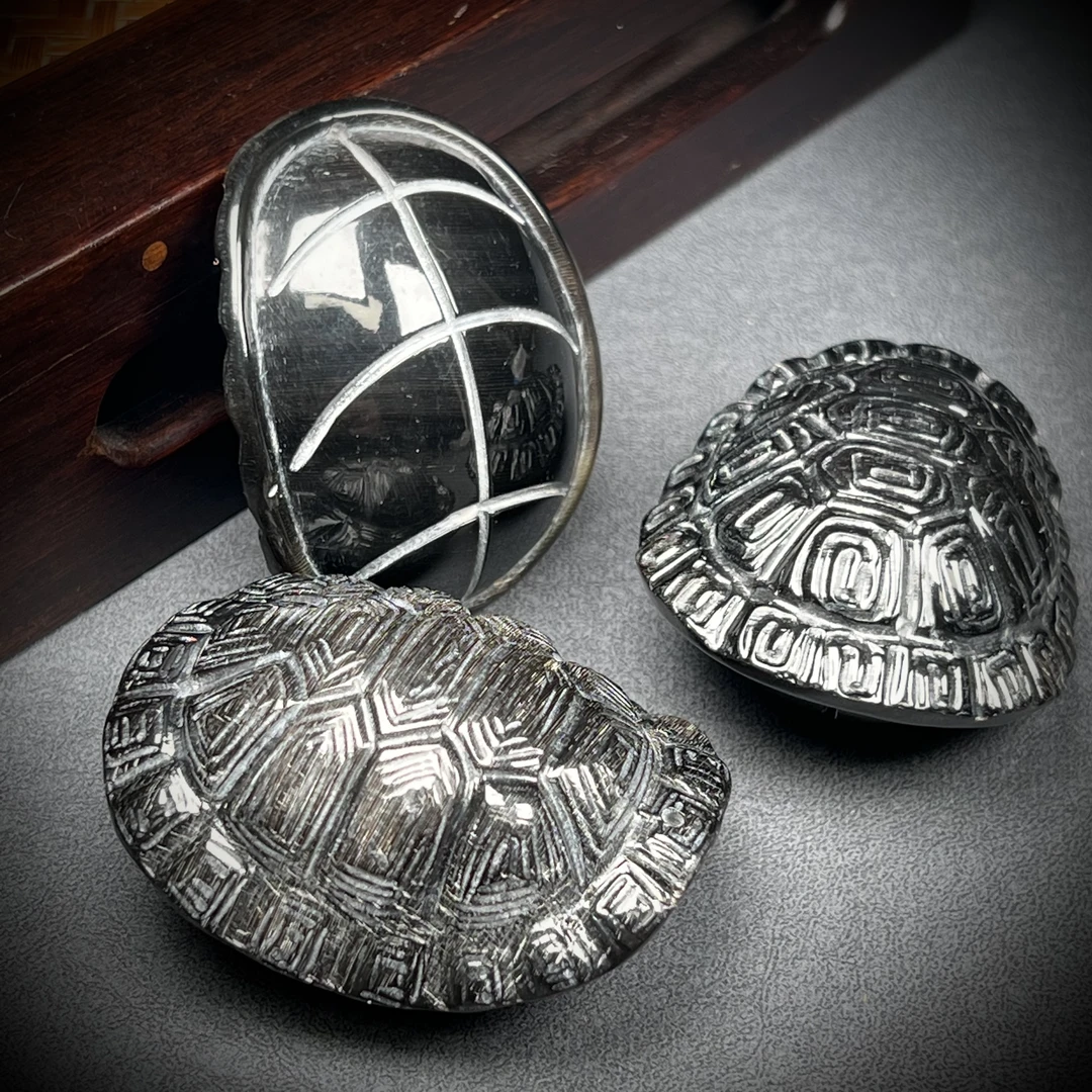 A278 天然黑驴蹄富甲手把件约50×60×30mm