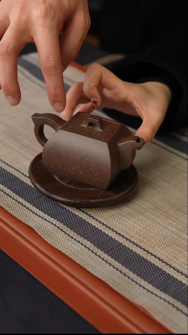 【闪购商品】紫砂茶壶029 硬方 全手铺砂满天星190cc