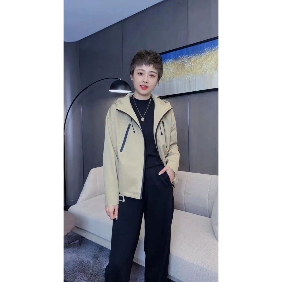 静姐【冲锋夹克】秋季新款高级感休闲运动连帽冲锋衣夹克短外套939