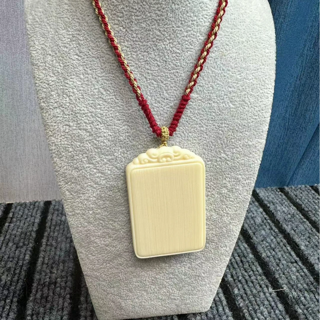   果冻白短毛非料无事牌精美脖挂吊坠A862