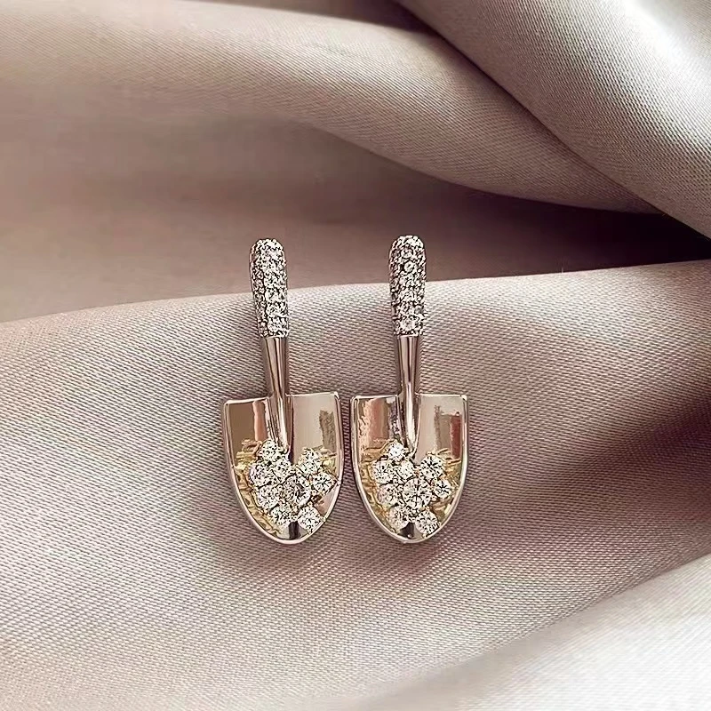铜合金耳饰 气质高级设计感铲子耳钉时尚轻奢镶嵌精致
