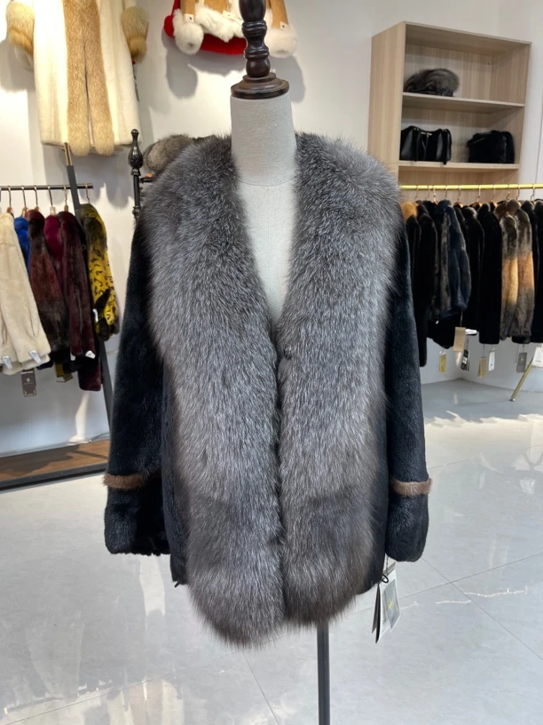 时尚大毛领女装上衣