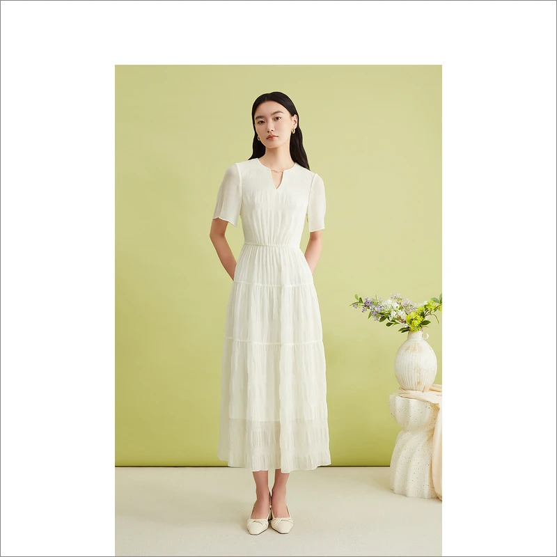 音儿24年夏季新款法式压褶白色V领优雅减龄女装连衣裙8C64205476
