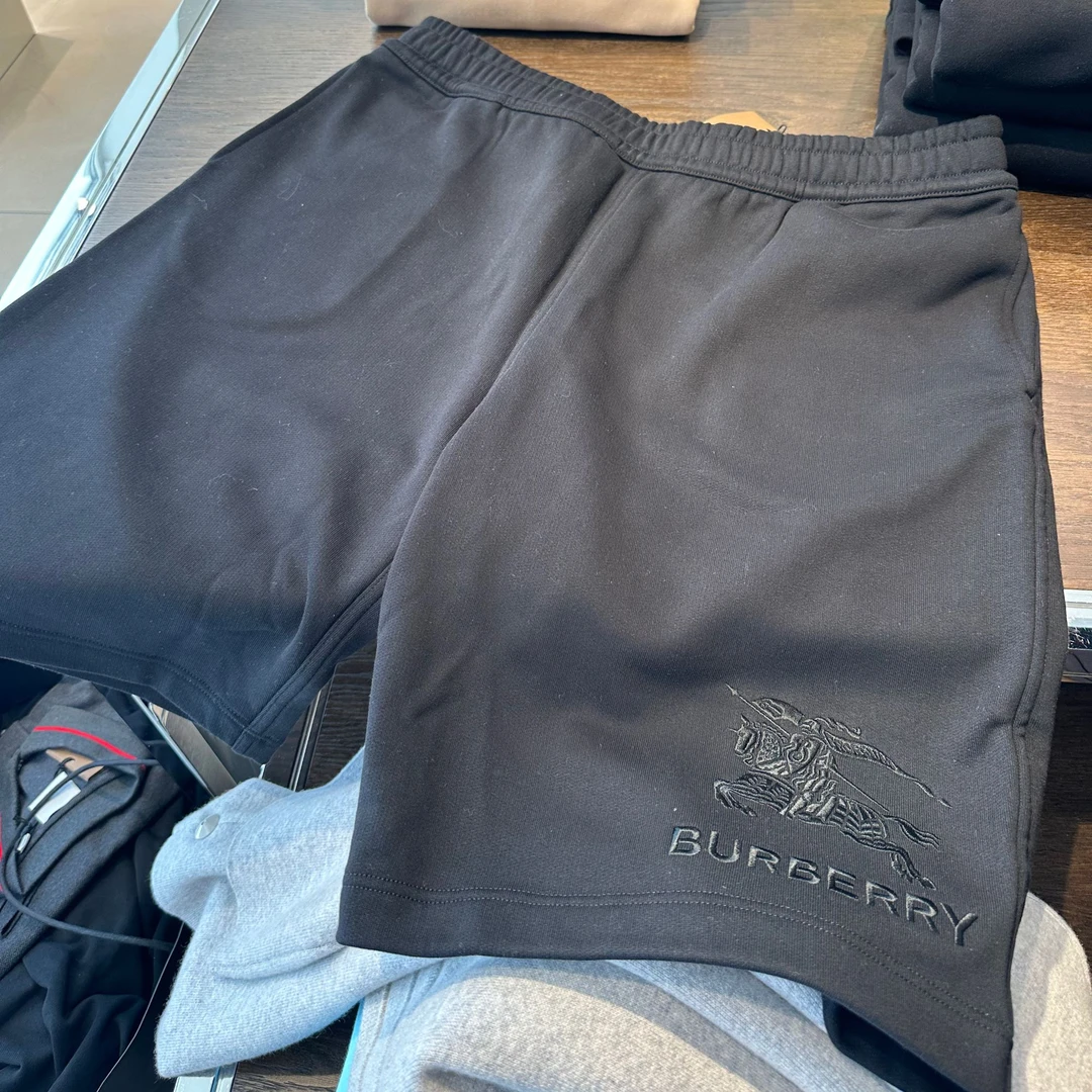 BURBERRY博柏利男款黑色战马刺绣休闲短裤百搭时尚夏季