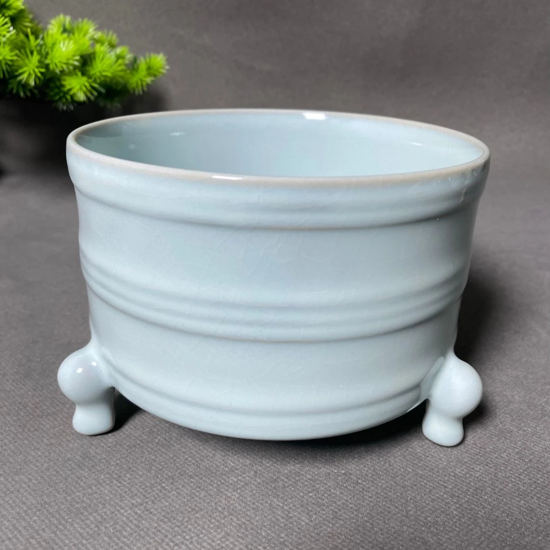 隆匠原矿汝瓷天青釉三足玄纹樽