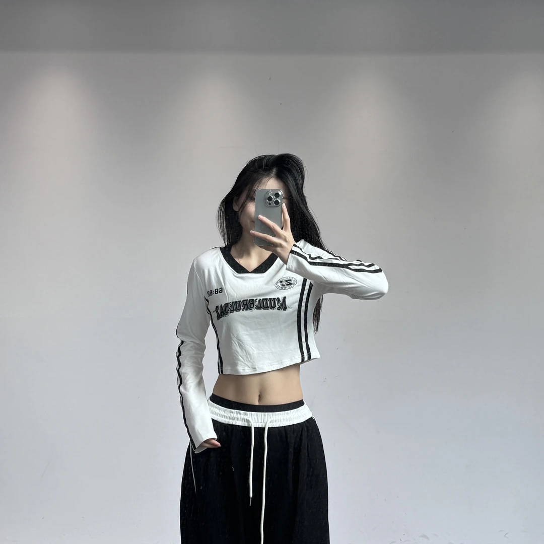 （一）十三姨美式印花长袖女内搭修身显瘦打底衫高腰短款黑色上衣