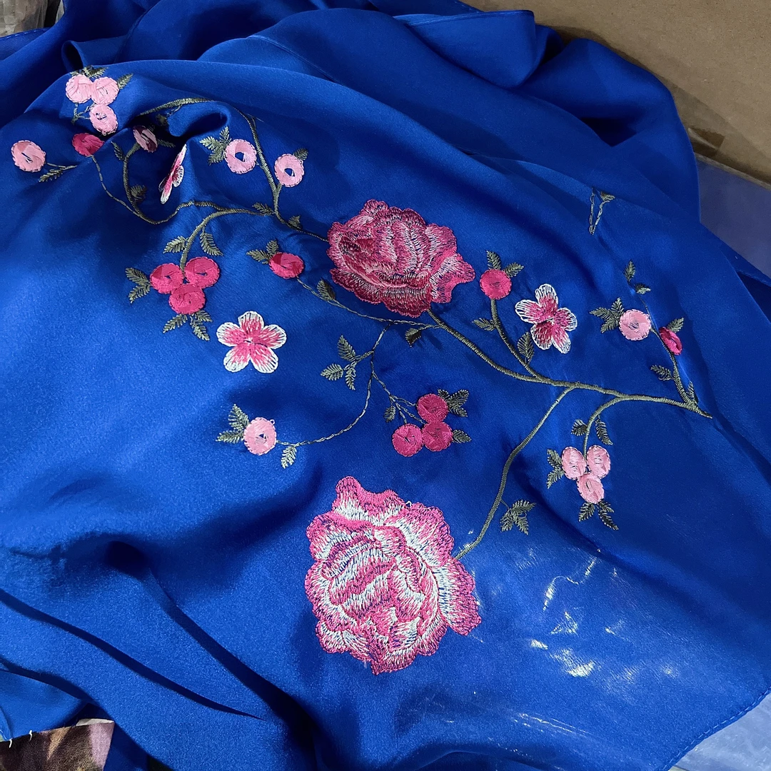 D3  宝蓝色刺绣花精品围巾披肩 发1条