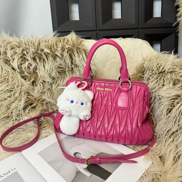 95新 MIU MIU/缪缪 小号火龙果色褶皱蛙口手提斜挎包