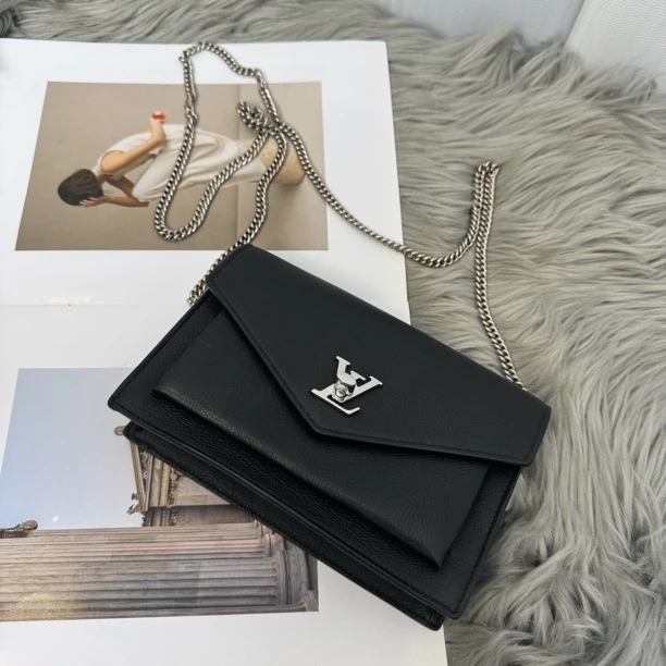95新 LouisVuitton/路易威登 MYLOCKME链条斜挎包（全原原链条）