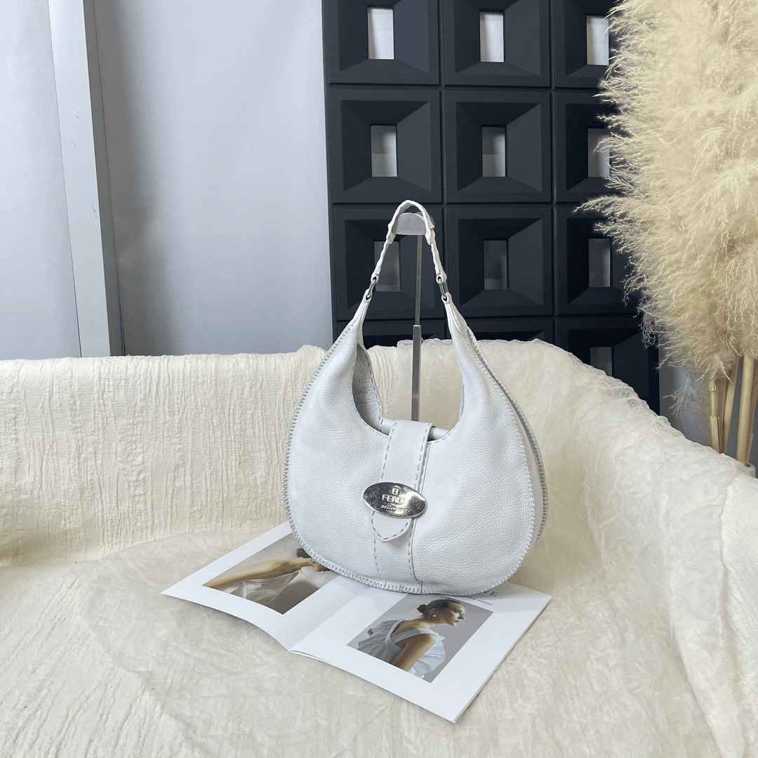 95新 FENDI/芬迪 白色荔枝纹外缝线单肩hobo包