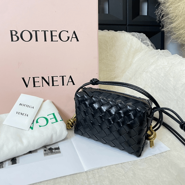 99新 BOTTEGA VENETA/葆蝶家 黑色loop斜挎相机包