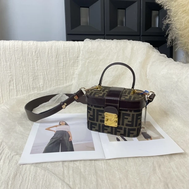 95新 FENDI/芬迪 老花拼皮斜挎盒子包