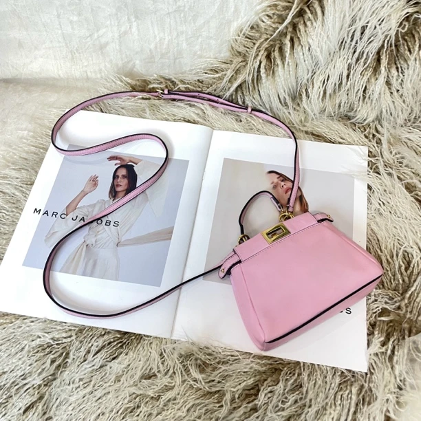95新 FENDI/芬迪 粉色mini peekaboo斜挎包