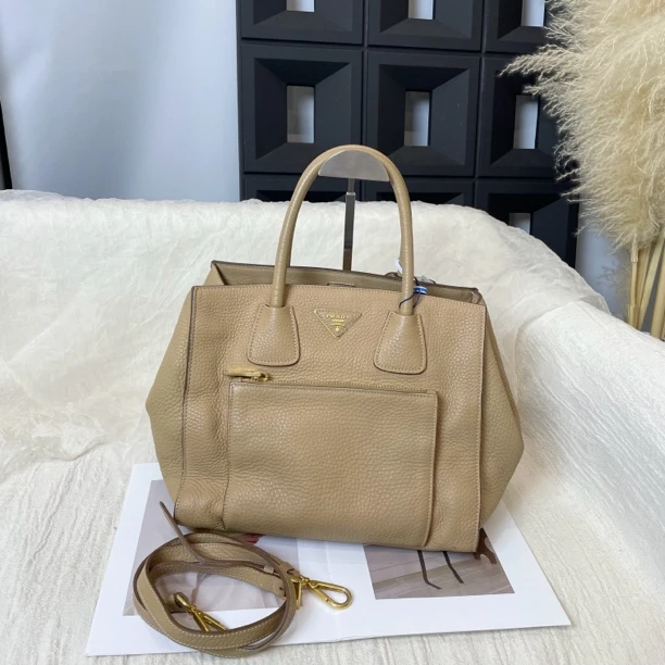 95新 Prada/普拉达 奶茶色荔枝纹斜挎包