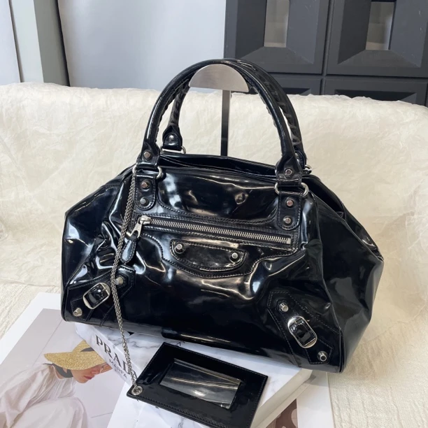95新 Balenciaga/巴黎世家 亮皮机车手提枕头包 33