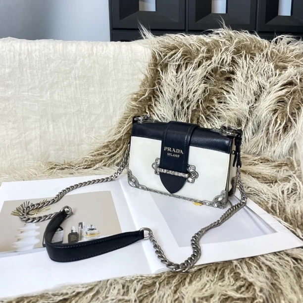 95新 Prada/普拉达 熊猫色宫廷系列链条斜挎包