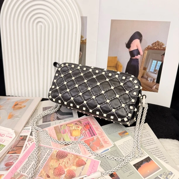95新 Valentino/华伦天奴 黑白铆钉链条斜挎包