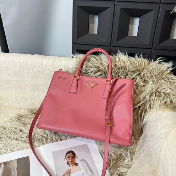95新 Prada/普拉达 蜜桃粉中号杀手手提斜挎包