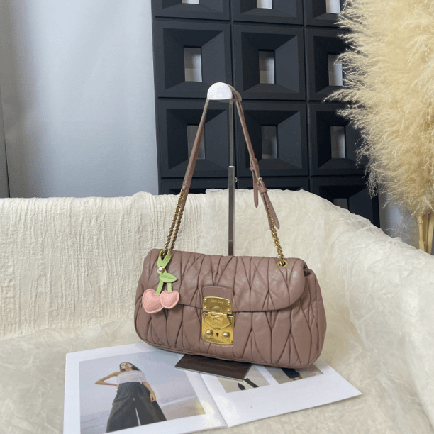 95新 MIU MIU/缪缪 豆沙粉金扣斜挎流浪包