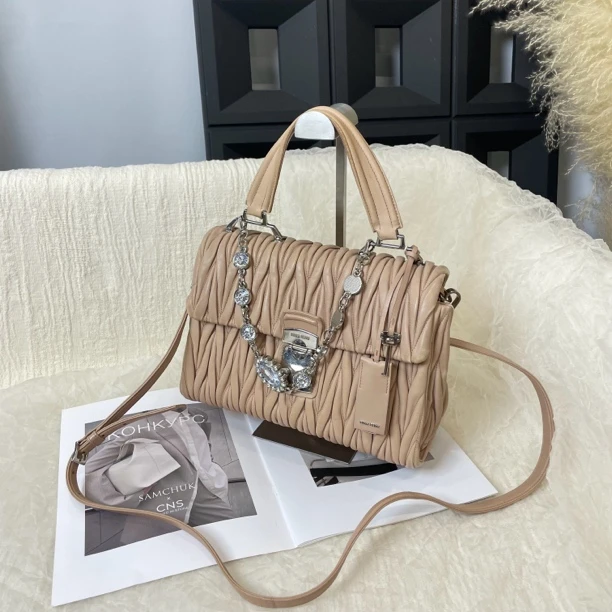 95新 MIU MIU/缪缪 褶皱锁头Kelly手提斜挎包