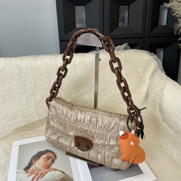 95新 Prada/普拉达 香槟色褶皱链条单肩包