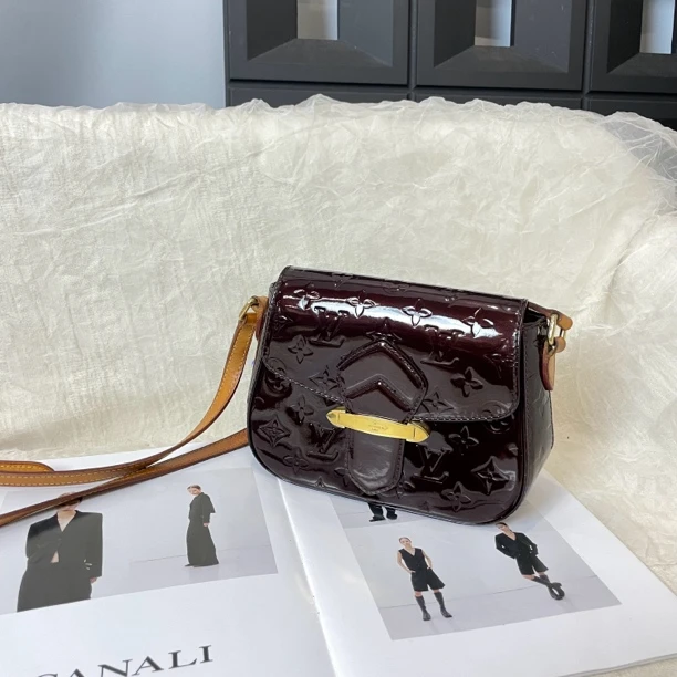95新 LouisVuitton/路易威登 车厘子色压纹斜挎马鞍包