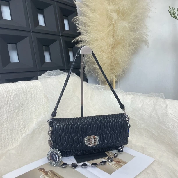 95新 MIU MIU/缪缪 小号黑色宝石链翻盖单肩包