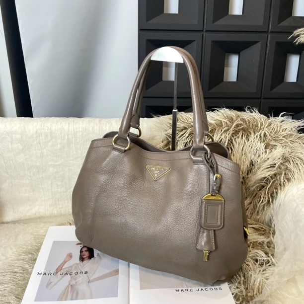 95新 Prada/普拉达 大象灰荔枝纹单肩托特包