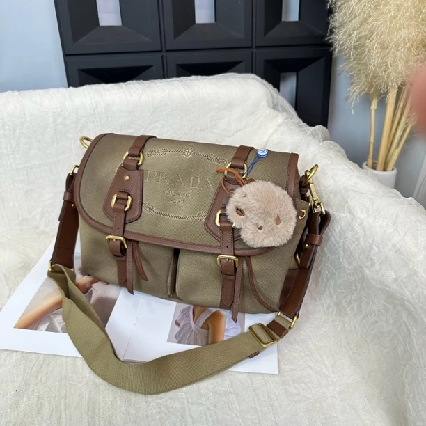 95新 Prada/普拉达 帆布翻盖邮差斜挎包
