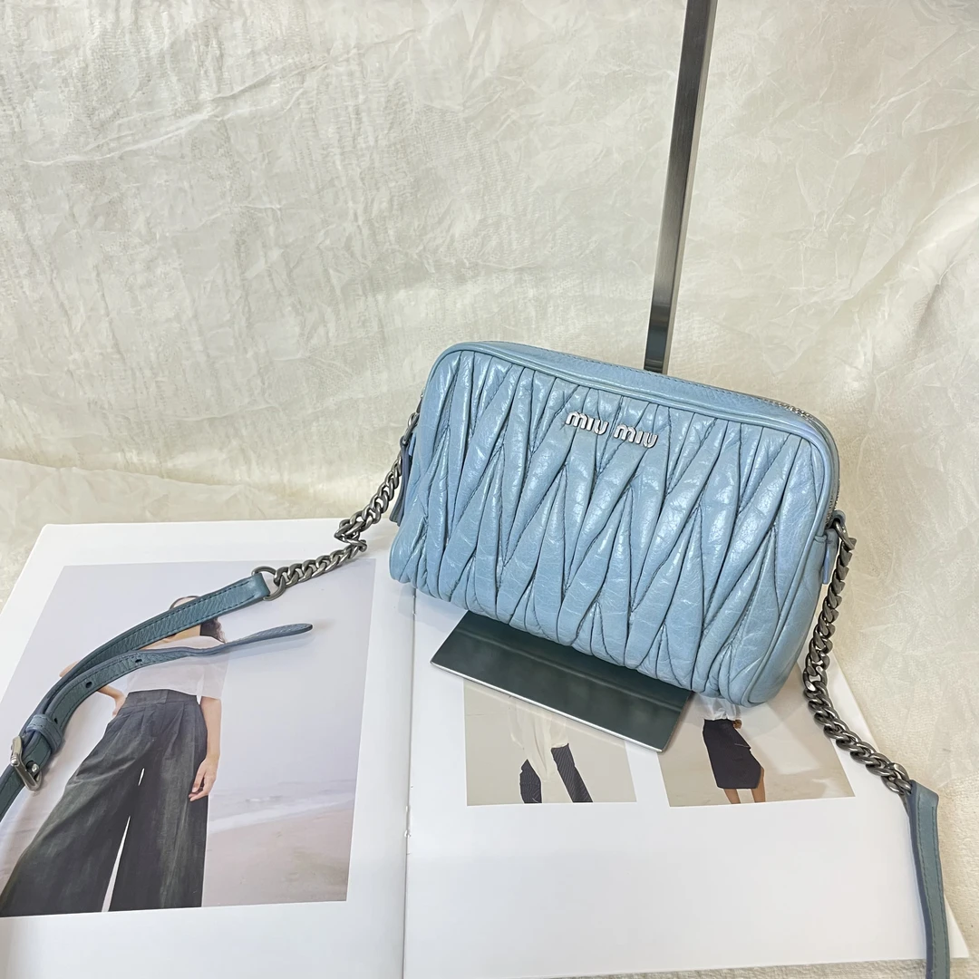 95新 MIU MIU/缪缪 蓝色褶皱斜挎相机包