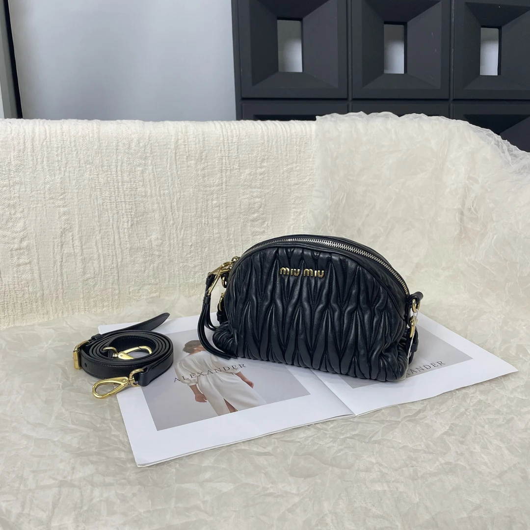 95新 MIU MIU/缪缪 黑金褶皱蛙口相机斜挎包