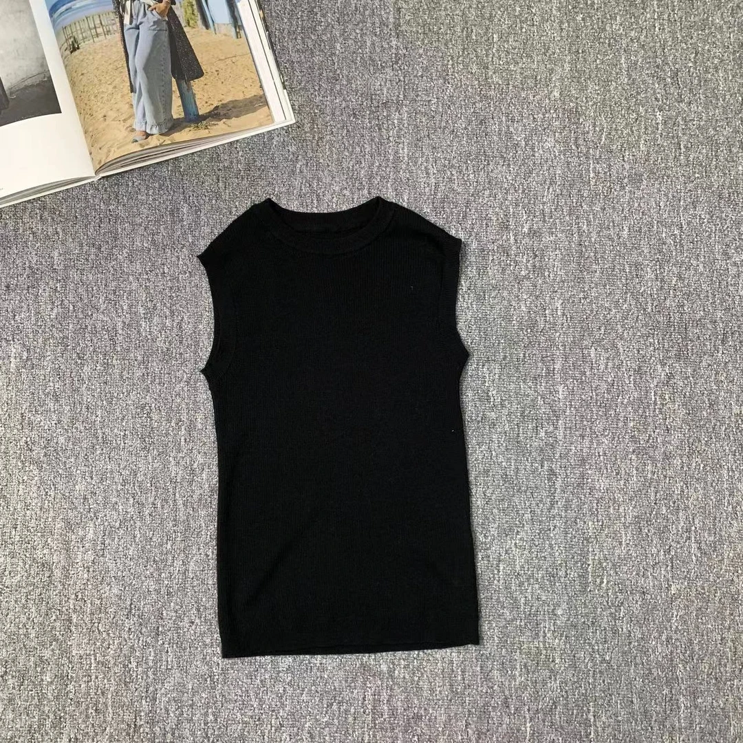 81209余小鱼 黑色基础显瘦竖坑条圆领无袖内搭外穿针织背心女装