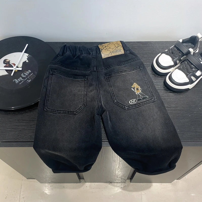 Q43秋季儿童后袋棕色小人刺绣牛仔长裤