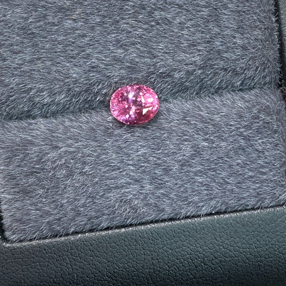 1.61ct 莲花色马亨盖无烧尖晶石肉眼干净满火