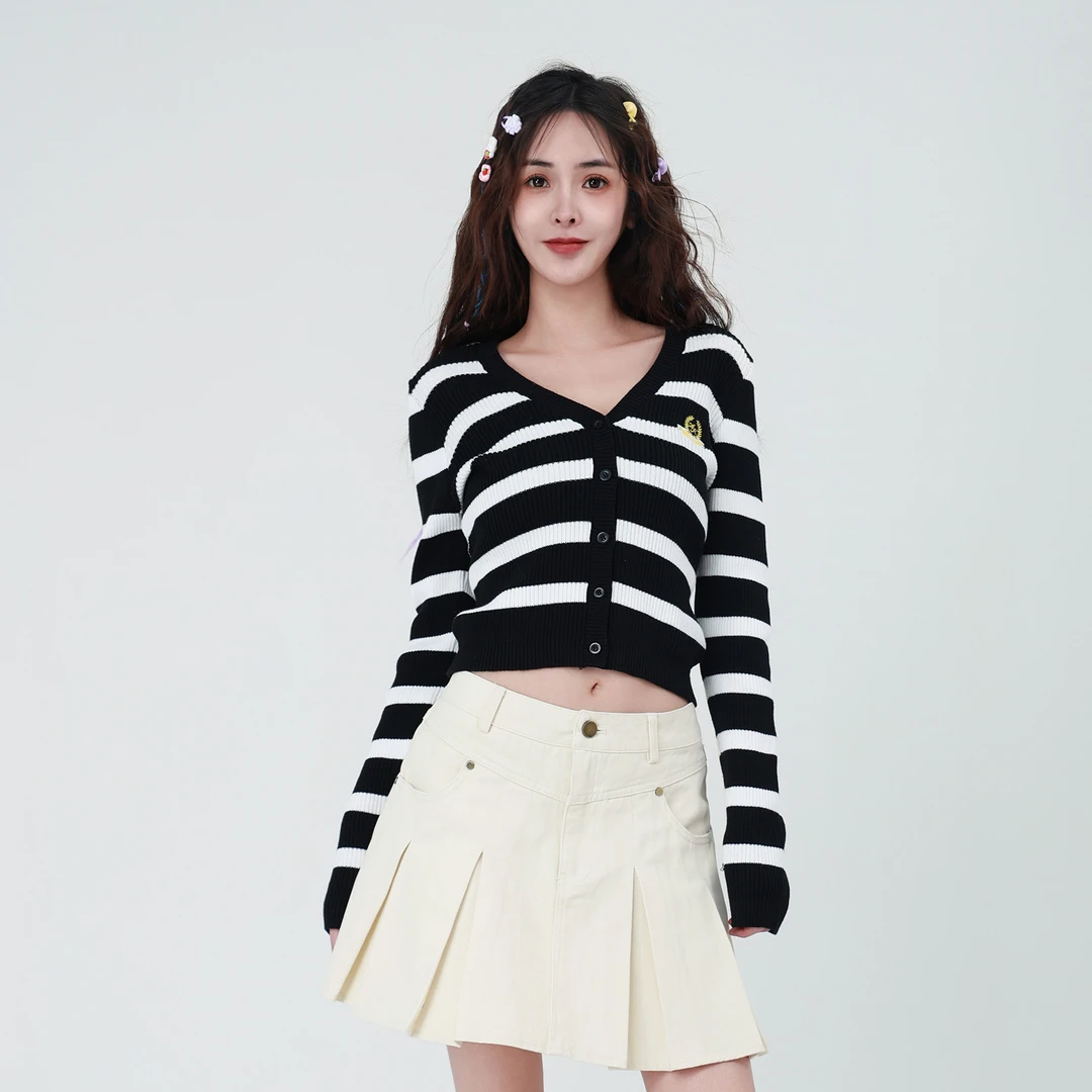 【禾子宠粉专款】复古V领字母刺绣撞色条纹长袖针织开衫AD143C1564
