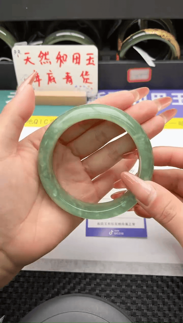 【闪购商品】岫玉手镯未镶嵌63微色差