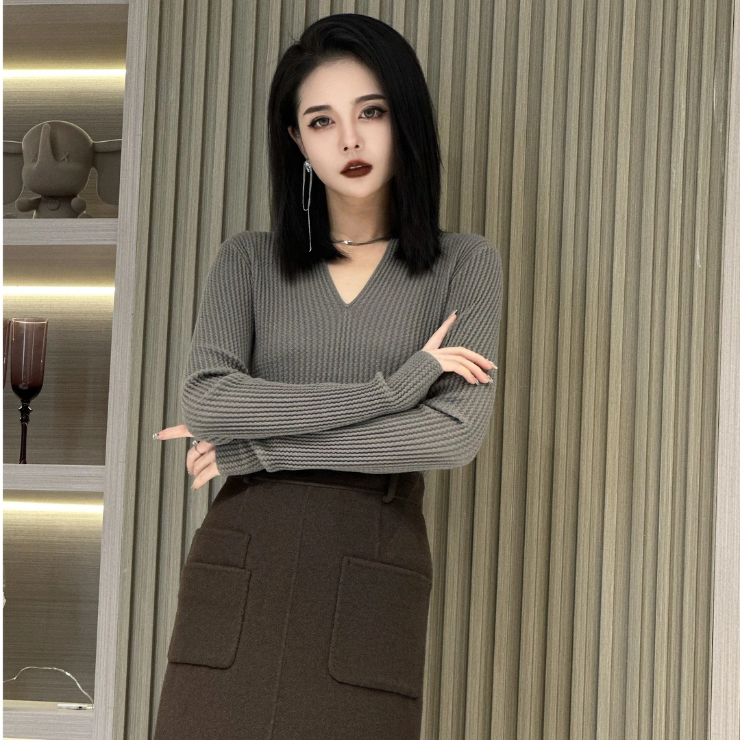 【藏风】Z.R上品屋 三色修身波浪坑条纹理V领羊毛打底衫