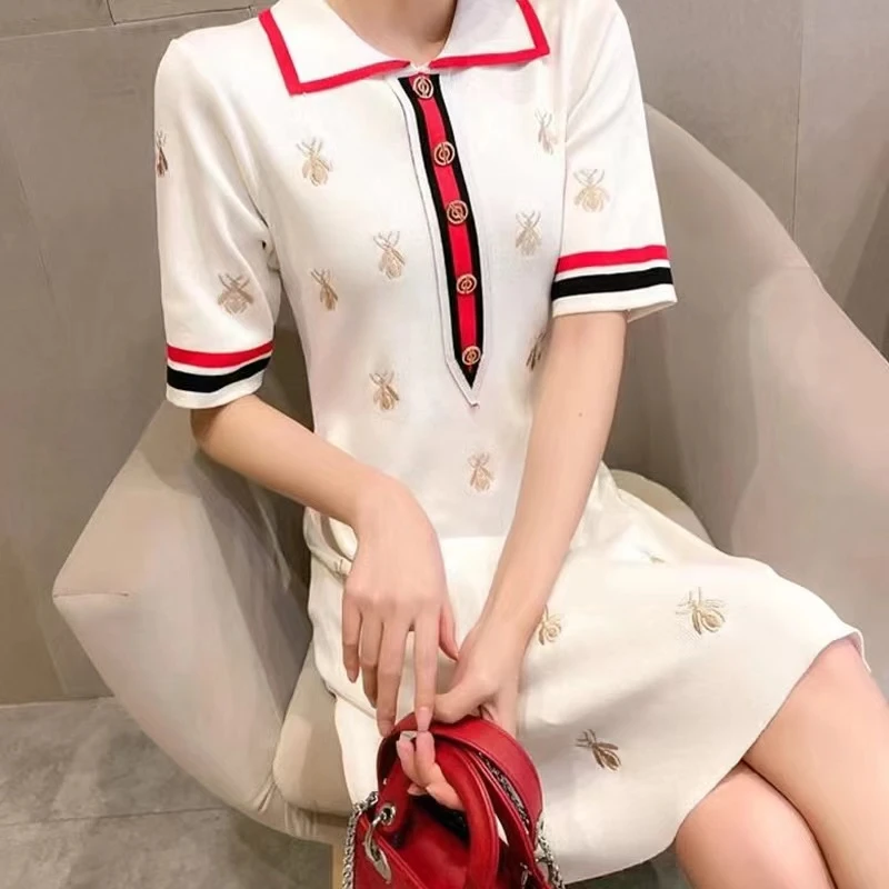 2024新款蜜蜂刺绣针织裙修身POLO领针织连衣裙