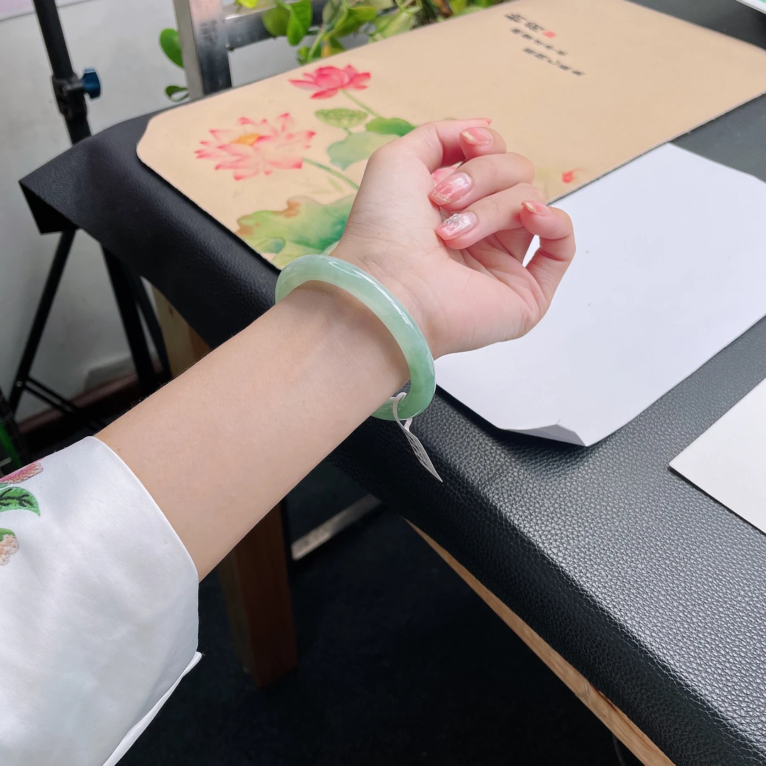 缅甸天然A货冰润满色满绿54-55圈口圆条翡翠手镯美人条