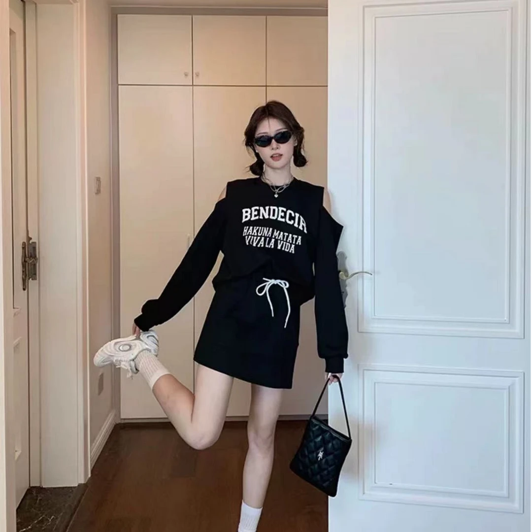 春季休闲字母印花显瘦露肩卫衣+高腰运动短裙两件套套装