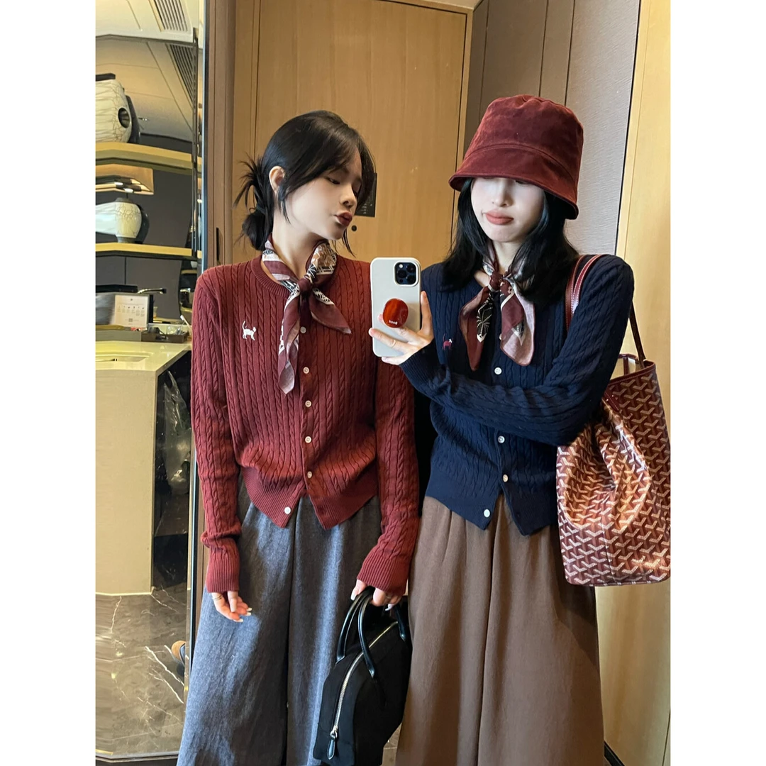 2024韩版刺绣麻花毛衣针织衫女秋季设计感外搭短款上衣开衫外套